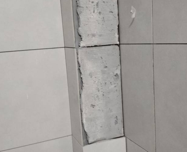 邵阳瓷砖空鼓维修公司分享下瓷砖施工前基层浇水润湿程度不足，可能导致以下问题