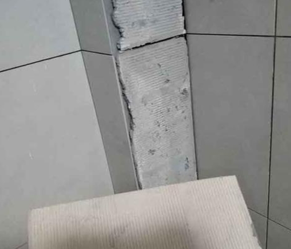 邵阳瓷砖空鼓维修公司分享下厨房瓷砖脱落的补救措施。